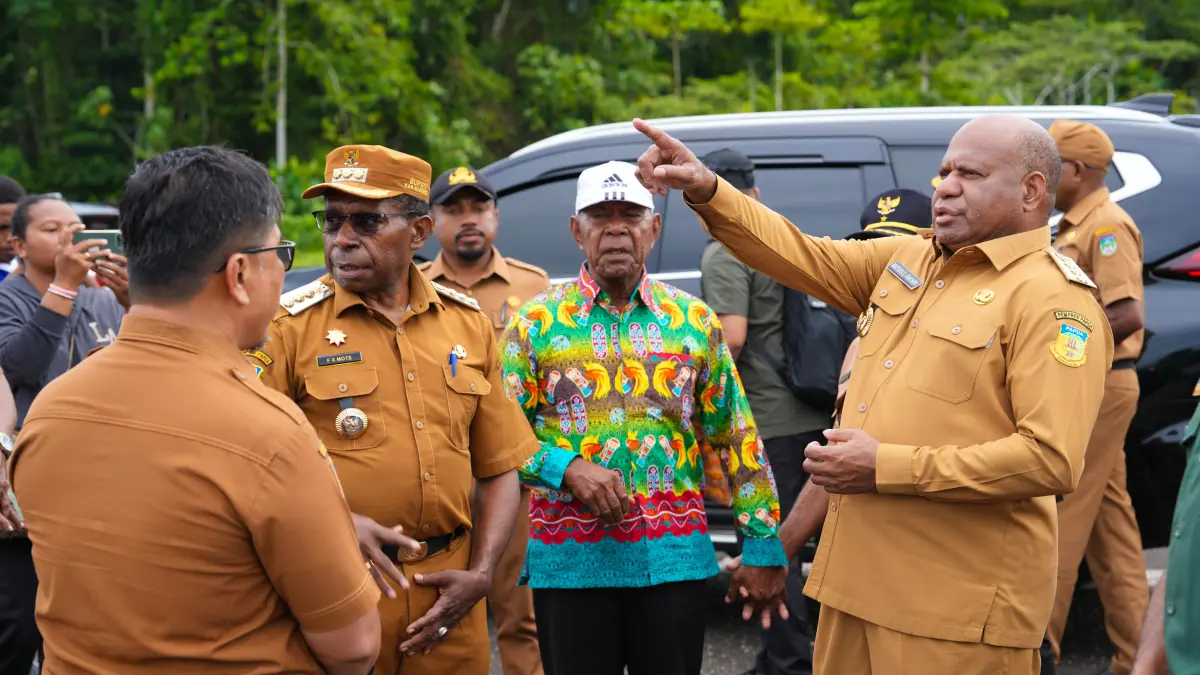 Gubernur Papua, Matius D Fakhiri didampingi Bupati Waropen Fransiscus Xaverius Mote &nbsp;saat meninjau Bandara Botawa, Senin (18/5/2026).(Ceposonline.com/Humas Pemprov).