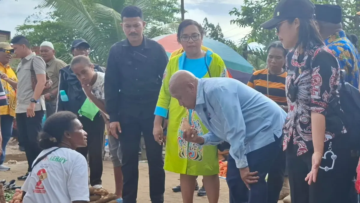 Bupati Biak Numfor Markus O. Mansnembra ketika membeli sayur masyarakat sekaligus diskusi dengan mama-mama saat mengunjungi Pasar Darfuar beberapa waktu lalu.&nbsp;(CEPOSONLINE.COM/FIKTOR) 