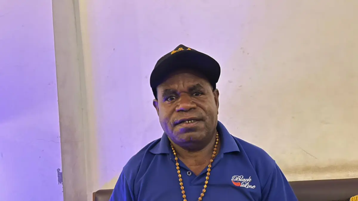 Ketua Pokja Adat MRP Papua Tengah, Yulius Wandagau saat memberikan keterangan kepada pers. (CEPOSONLINE.COM/THERESIA F. TEKEGE)