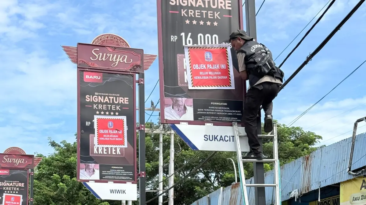 Penertiban papan reklame tanpa izin yang dilakukan Bapenda Kabupaten Jayapura dengan menggandeng Satpol-PP , di Sentani Timur, Selasa (19/5/2026). (CEPOSONLINE.COM_Yohana)