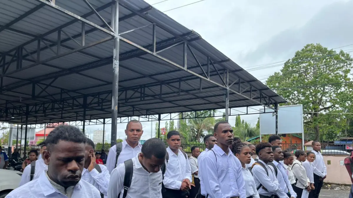 Peserta Bimbel sekolah Kedinasan saat mengumpulkan administrasi di kantor BKPSDM Papua Tengah, Senin (18/5/2026). (CEPOSONLINE.COM/THERESIA F. TEKEGE)&nbsp;