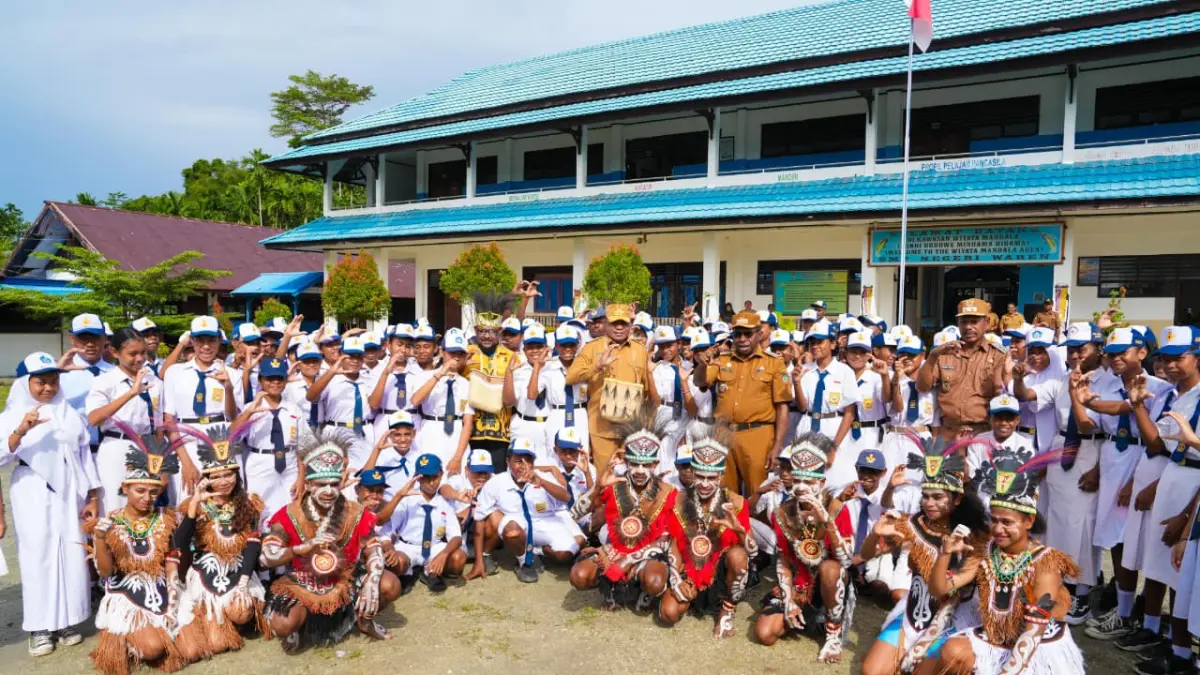 Usai meninjau pelaksanaan Program MBG, di SMPN 1 Waren, Senin (19/5/2026). Gubernur Papua, Matius D Fakhiri foto bersama peserta didik. (Ceposonline.com/Humas Pemprov)