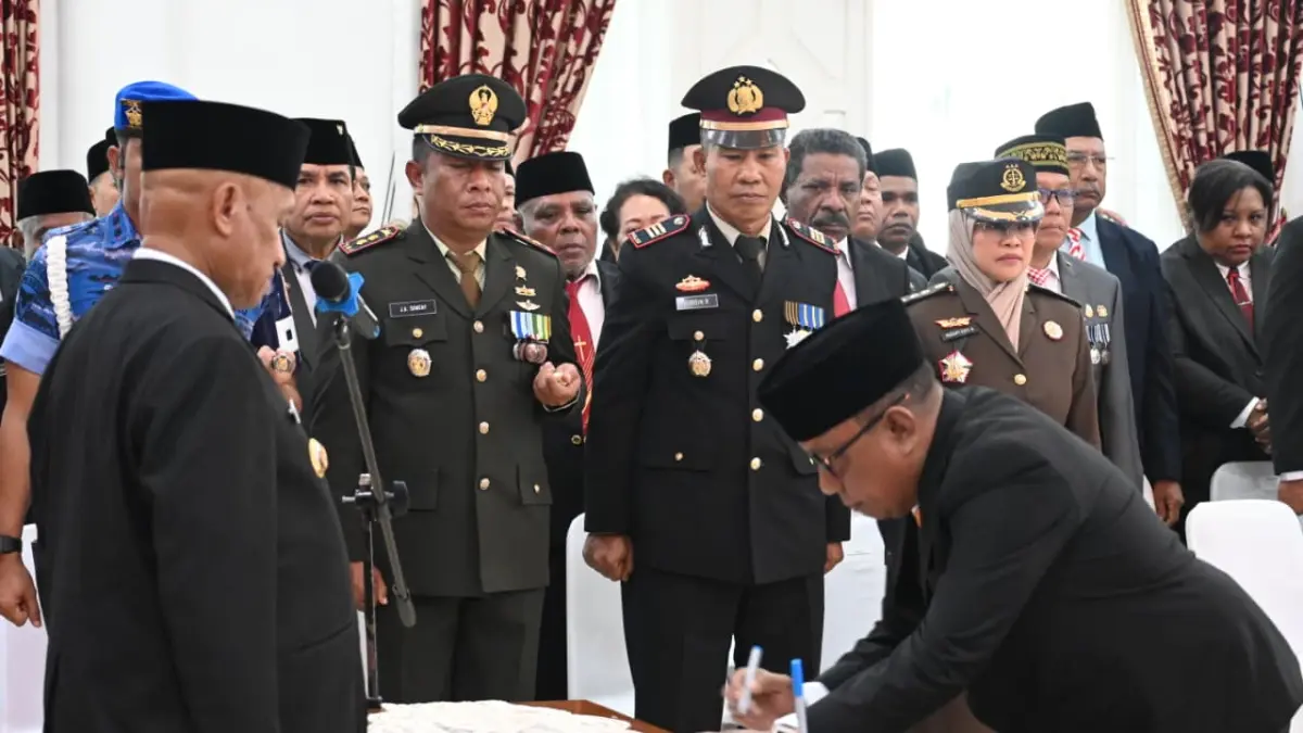 Zacharias L. Mailo, ST.,MM menandatangani berita acara pelantikannya sebagai Penjabat Sekda disaksikan oleh Bupati Biak Numfor Markus O. Mansnembra, SH.,MM di Gedung Negara, Senin (18/5/2026). &nbsp;(ceposonline.com/fiktor palembangan)