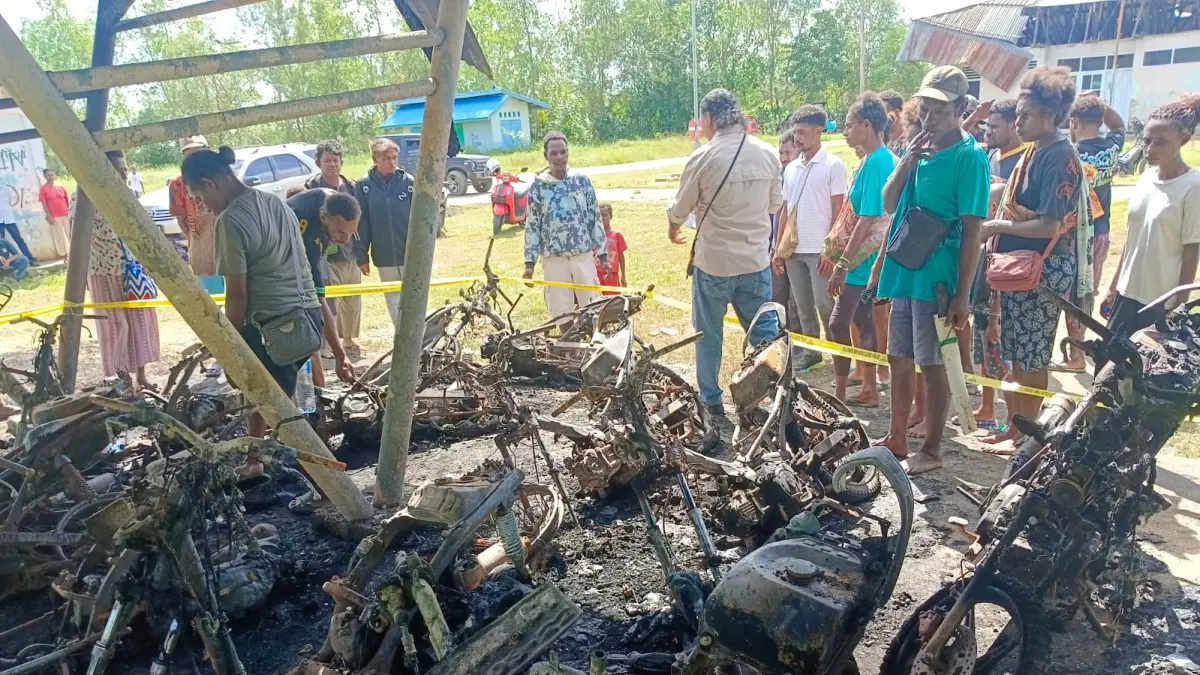 Belasan unit sepeda motor warga yang diparkir di tempat parkir Pelabuhan Kondap Kelapa Lima Merauke, ditemukan hagus terbakar pada Rabu (20/5/2026) \
(Sulo/Ceposonline.com) &nbsp; &nbsp;
