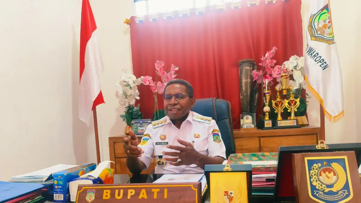 Bupati Waropen Drs. Fransiscus Xaverius Mote, M.Si. foto: Ismail/Ceposonline.com