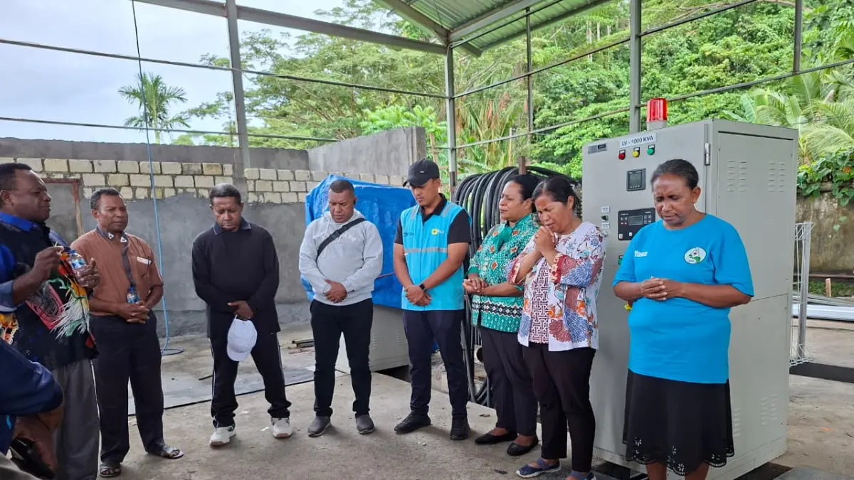 Bupati Waropen Drs. F.X Mote, M.Si dan jajaran pejabat daerah serta hamba Tuhan dan Manager ULP Waropen Geisler, saat meninjau mesin baru yang persiapan beroperasi serta melayangkan doa bersama, Rabu (20/5).&nbsp;