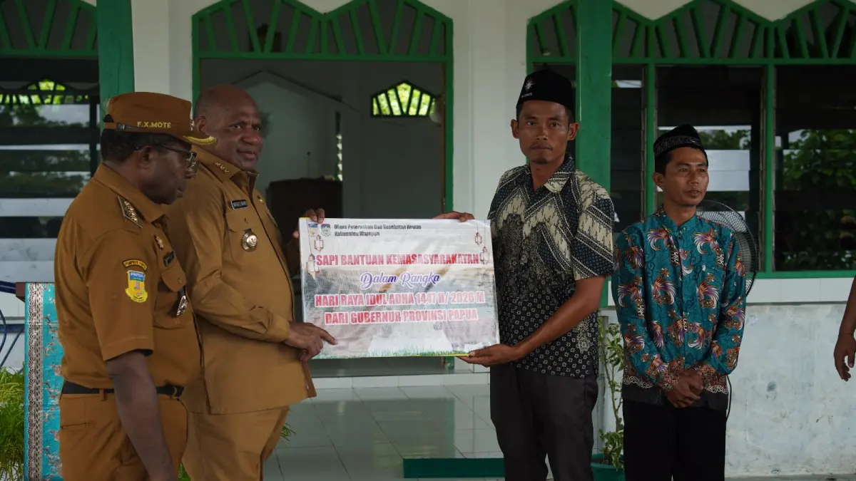 Gubernur Papua, Komjen Pol (Purn) Mathius Derek Fakhiri, S.I.K., M.H, bersama Bupati Waropen Drs. Fransiscus Xaverius Mote, M.Si dan jajaran saat menyerahkan sapi kurban kepada masyarakat, di Kampung Baino Jaya SPIV Distrik Oudate, Senin (18/5).&nbsp;
