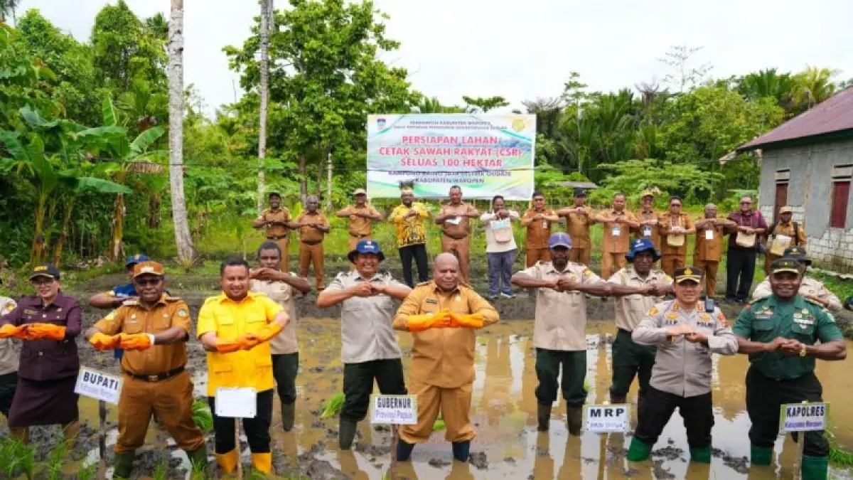 Gubernur Papua Mathius D Fakhiri bersama Ketua DPR Papua Denny Bonai serta Forkopimda saat melakukan cetak sawah 100 hektare di Kabupaten Waropen, Senin (18/5/2026). ANTARA/HO- Pemprov Papua