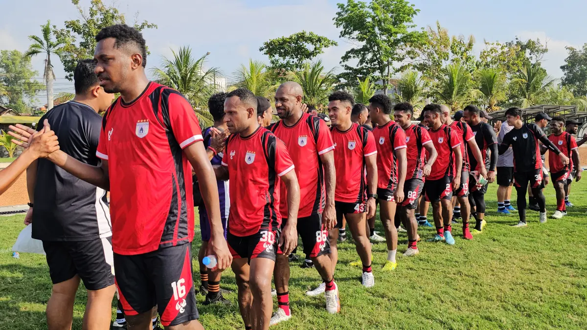 Para pemain Persipura saling bersalaman usai latihan. Kini manajemen Persipura resmi ajukan banding ke Komdis PSSI atas sanksi yang mereka terima usai kerusuhan laga Persipura vs Adhyaksa FC. (CEPOSONLINE.COM/HANS PALEN).