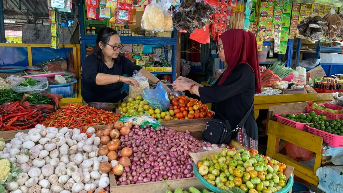 Pedagang Pasar Sentral Timika sedang melayani seorang pembeli, di Lapak miliknya, Rabu (20/5/2026), (Foto: CEPOSONLINE.COM/MOH. WAHYU WELERUBUN).