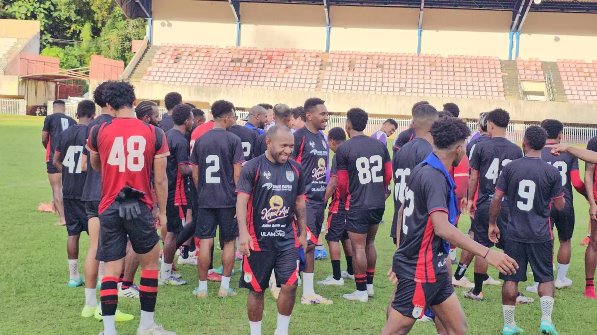 Skuad Persipura saat menjalani latihan di Stadion Mandala Jayapura belum lama ini. (CEPOSONLINE.COM/HANS PALEN)