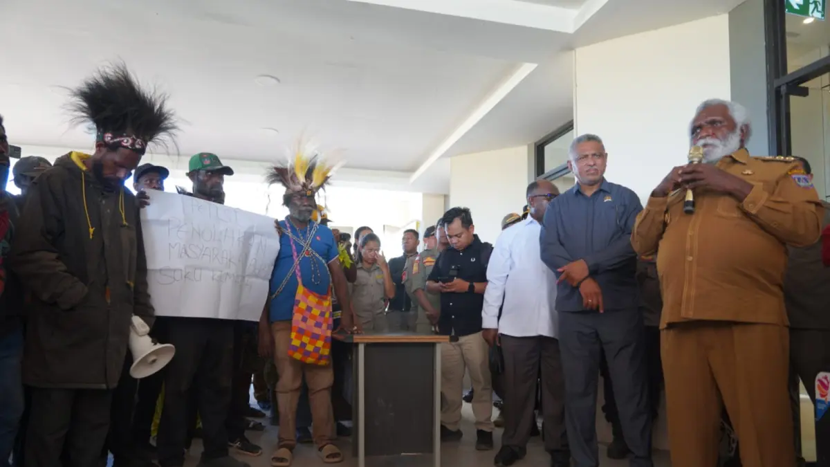 Wakil Gubernur Papua Selatan Paskalis Imadawa saat menerima dan memberikan arahan kepada massa aksi demo Damai di DPRP Papsel atas penolakan PSN peternakan kerbau dan sapi di Pulau Kimaam, Selasa (19/5/2026)&nbsp;

(Humas Biro Umum Papsel/Ceposonline.com)&nbsp;