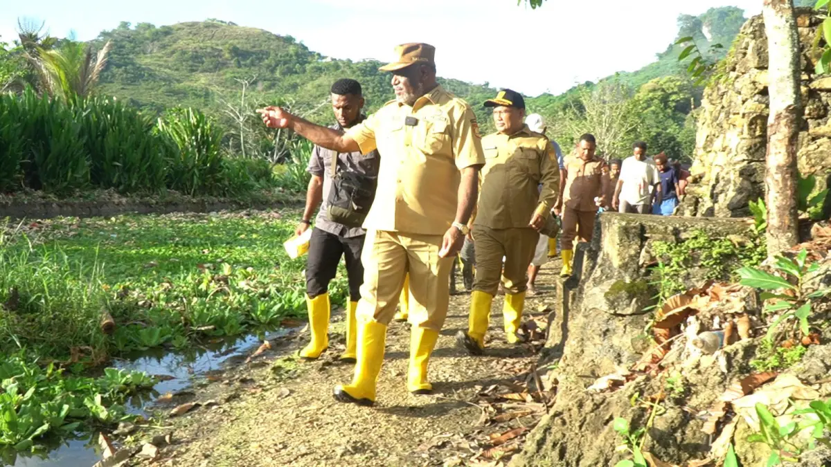 Wali Kota Jayapura, Abisai Rollo bersama Kepala Balai Wilayah Sungai Papua, Dave Muchaimin meninjau langsung lokasi rawan banjir di Kompleks Konya, Selasa (19/5/2026). (CEPOSONLINE.COM/HUMAS PEMKOT).