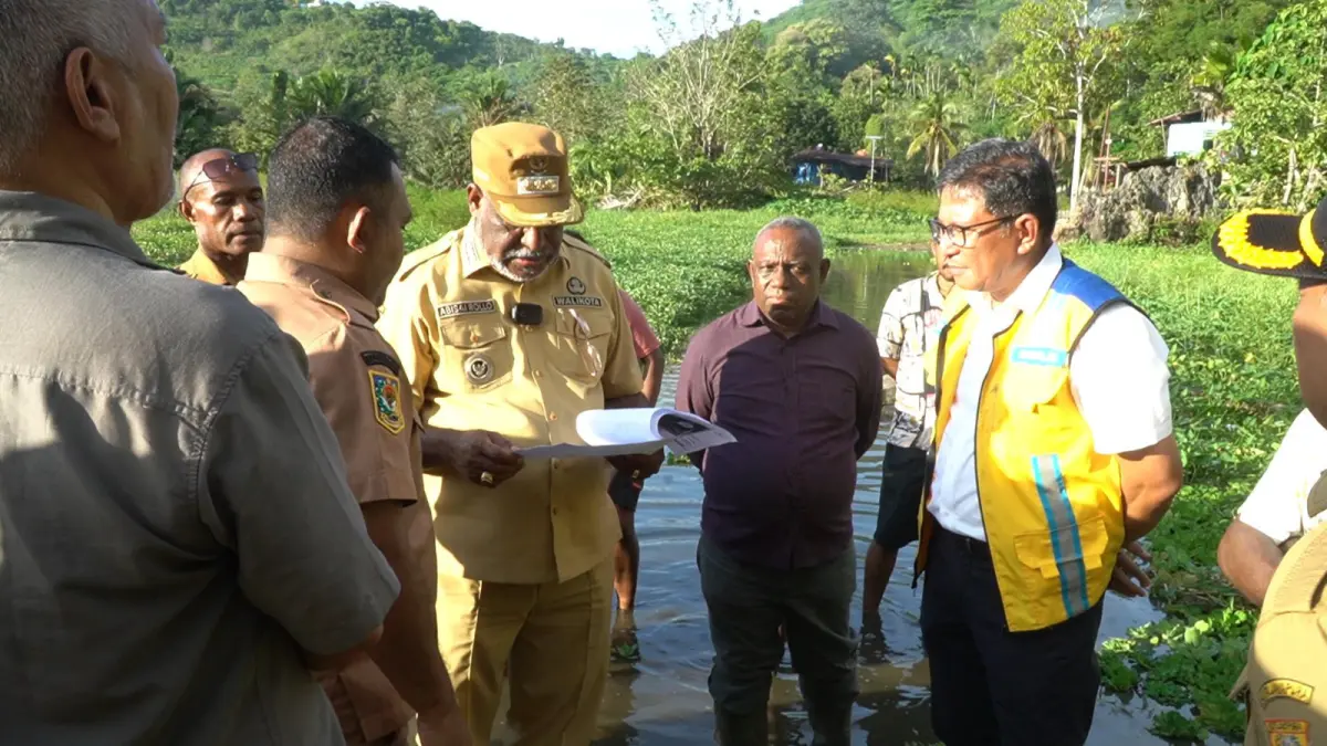 Wali Kota Jayapura, Abisai Rollo bersama Kepala Balai Wilayah Sungai Papua, Dave Muchaimin meninjau langsung lokasi rawan banjir di Kompleks Konya, Selasa (19/5/2026). (CEPOSONLINE.COM/HUMAS PEMKOT).