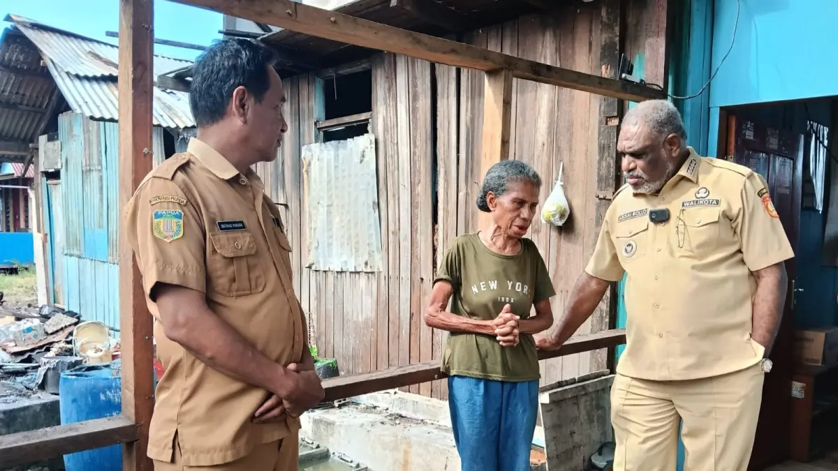 Wali Kota Jayapura, Abisai Rollo saat bediskusi langsung dengan korban kebakaran di Hamadi, Selasa (19/5/2026). (CEPOSONLINE.COM/HUMAS PEMKOT).