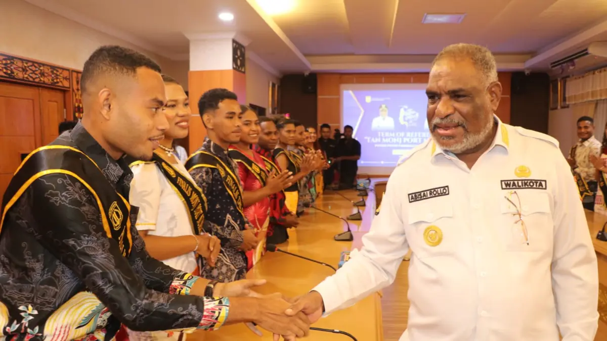 Wali Kota Jayapura, Abisai Rollo saat menerima audiens 20 finalis Tan Monj Port Numbay di Kantor Wali Kota Jayapura, Rabu (20/5). (CEPOSONLINE.CON/MUSTAKIM ALI) 