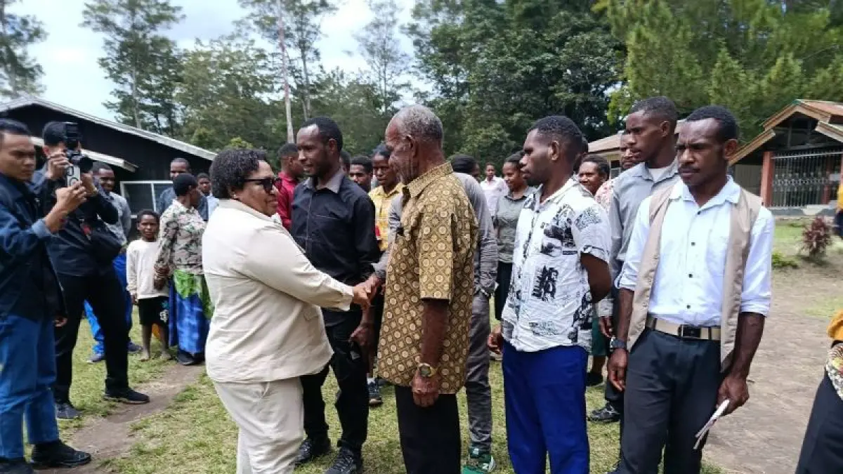 Wamendagri RI Ribka Haluk berbincang dengan tokoh-tokoh gereja dan adat Papua Pegunungan di Wamena, Kabupaten Jayawijaya. ANTARA/Yudhi Efendi.