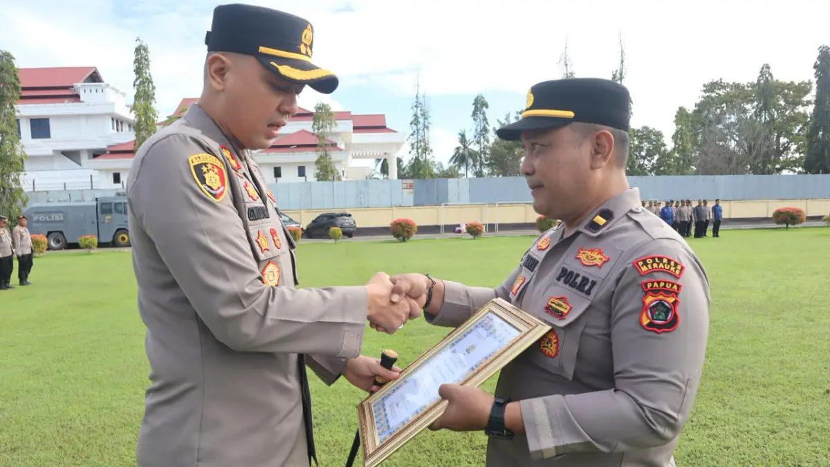 Kapolres Merauke, AKBP Leonardo Yoga menyerahkan piagam penghargaan dari Kapolda Papua kepada Seksi Humas Polres Merauke. Penghargaan tersebut diterima oleh Ps Kasi Humas, Ipda Andre Msb dalam apel pagi di halaman Mapolres Merauke, Kamis (21/5).(Sulo/Ceposonline.com) &nbsp;