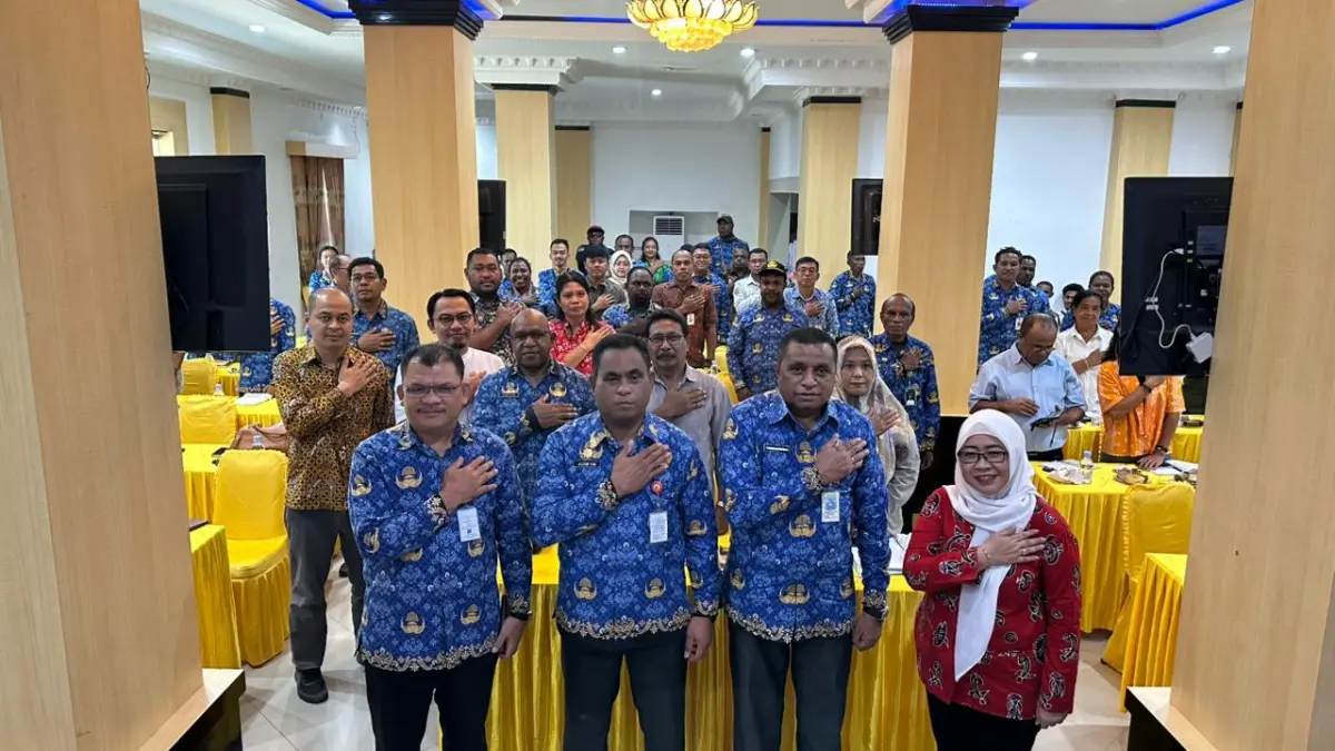 Asisten Bidang Administrasi Umum Setda Papua Tengah, Victor Fun foto bersama Kepala DLH Papua Tengah pada pembukaan acara pembentukan KKMD Provinsi Papua Tengah Tahun 2026. (CEPOSONLINE.COM/HUMAS PEMPROV).