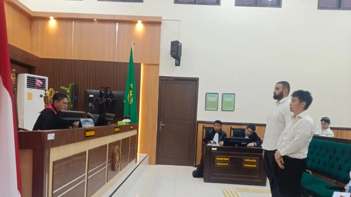 Dua terdakwa warga negara Australia, Zulfukar Aljubuori dan Doing Tan Le, saat mendengarkan putusan Hakim Tunggal Bakti Maulana, di Pengadilan Negeri Merauke, Kamis (21/5/2026).(Sulo/Ceposonline.com)&nbsp;