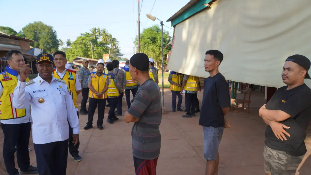 Gubernur Papua Selatan, Apolo Safanpo bersama rombongan saat meninjau peningkatan ruas Jalan Wonorejo-Kurik Kota-Rawa Sari sampai Kumbe, Rabu (20/5/2026).(Humas Pemprov Papsel/Ceposonline.com).
