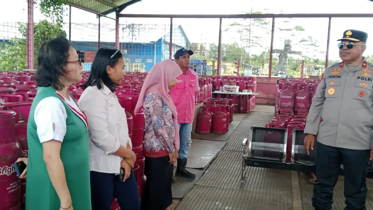 Kapolda Papua Tengah, Brigjen Pol. Jermias Rontini saat melihat langsung ketersediaan stok LPG di gudang PT Sinar Murni Papua, SP2. (Ceposonline.com/Dokumen)