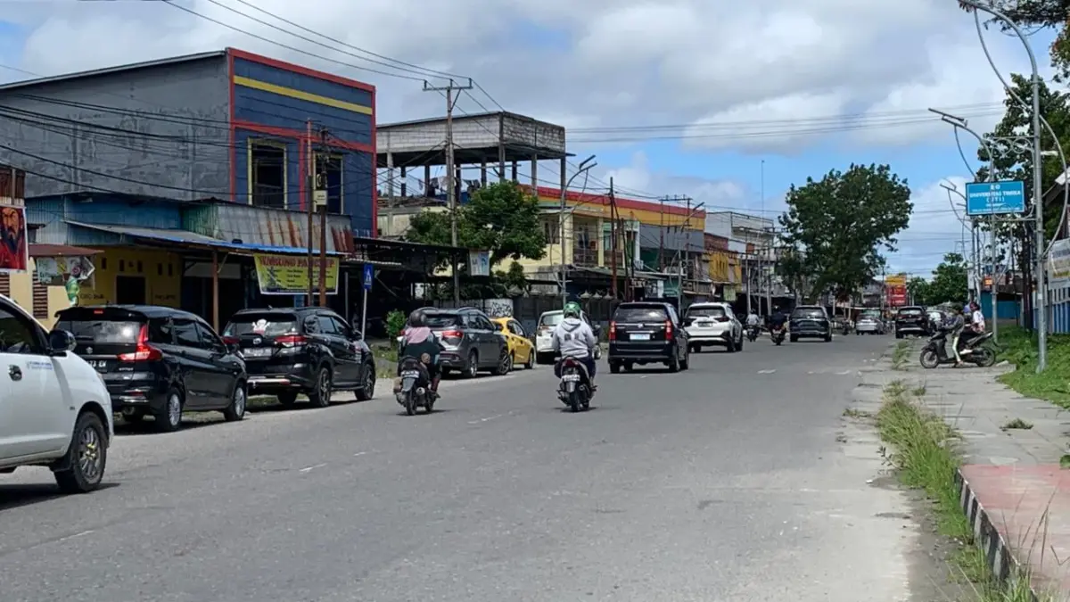 Kondisi parkir liar di salah satu ruas jalan di Mimika. (CEPOSONLINE.COM/MOH. WAHYU WELERUBUN).