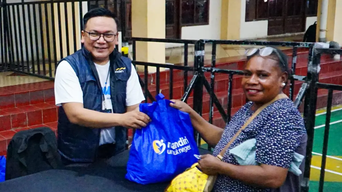 Penyerahan 2.800 paket sembako oleh Regional CEO Bank Mandiri Region XII Antonius Budi Setiawan kepada penerima manfaat dalam rangka Harkitnas 2026 di PTC Entrop, Rabu (20/5/2026).(CEPOSONLINE.COM/ISTIMEWA)