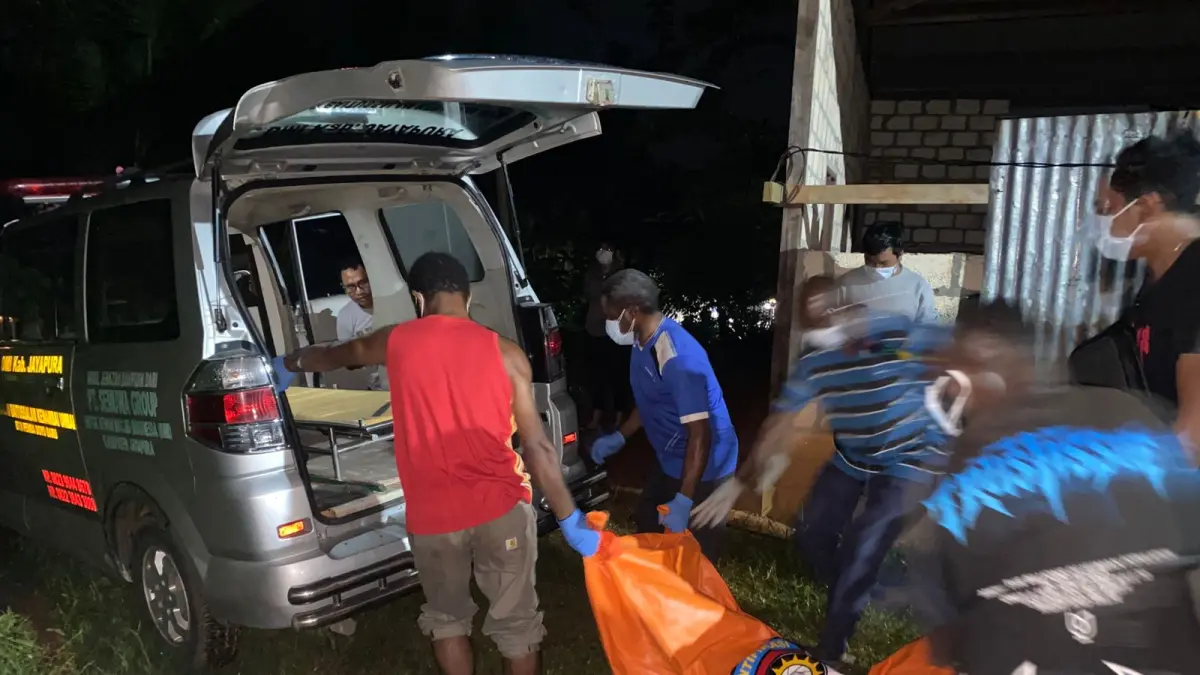 Personel Satreskrim Polres Jayapura saat mengamankan jenazah seorang pria yang belum diketahui penyebab kematiannya, Rabu (20/5/2026) malam.(Humas Polres/Ceposonline.com).