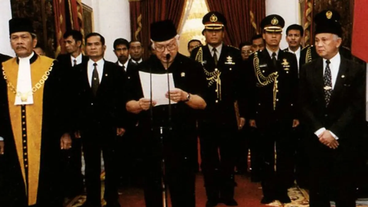 Presiden kedua Republik Indonesia Soeharto membacakan sendiri resmi berhenti menjadi presiden di Istana Merdeka pada 21 Mei 1998.&nbsp;