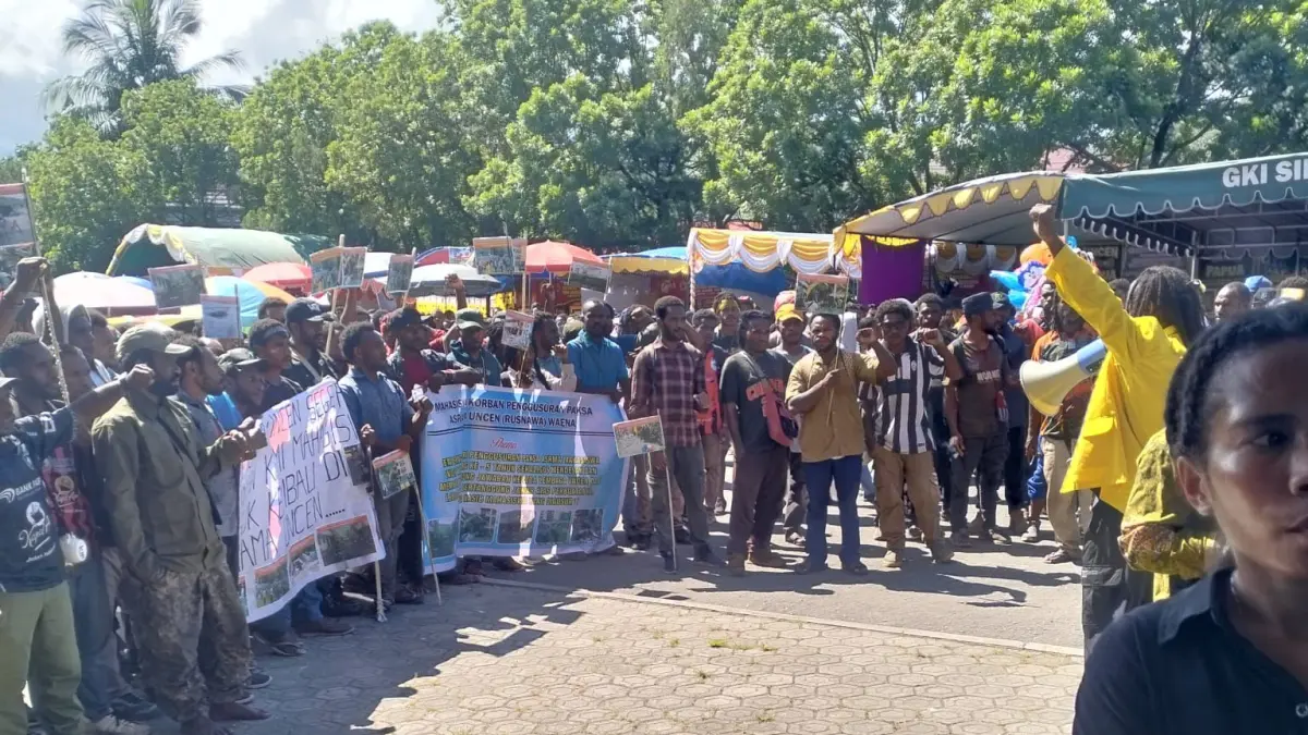 Puluhan mahasiswa Universitas Cenderawasih melakukan aksi spontanitas saat prosesi wisuda berlangsung di Auditorium Uncen, Kamis (21/5/2026).(Ceposonline.com/Jimi)