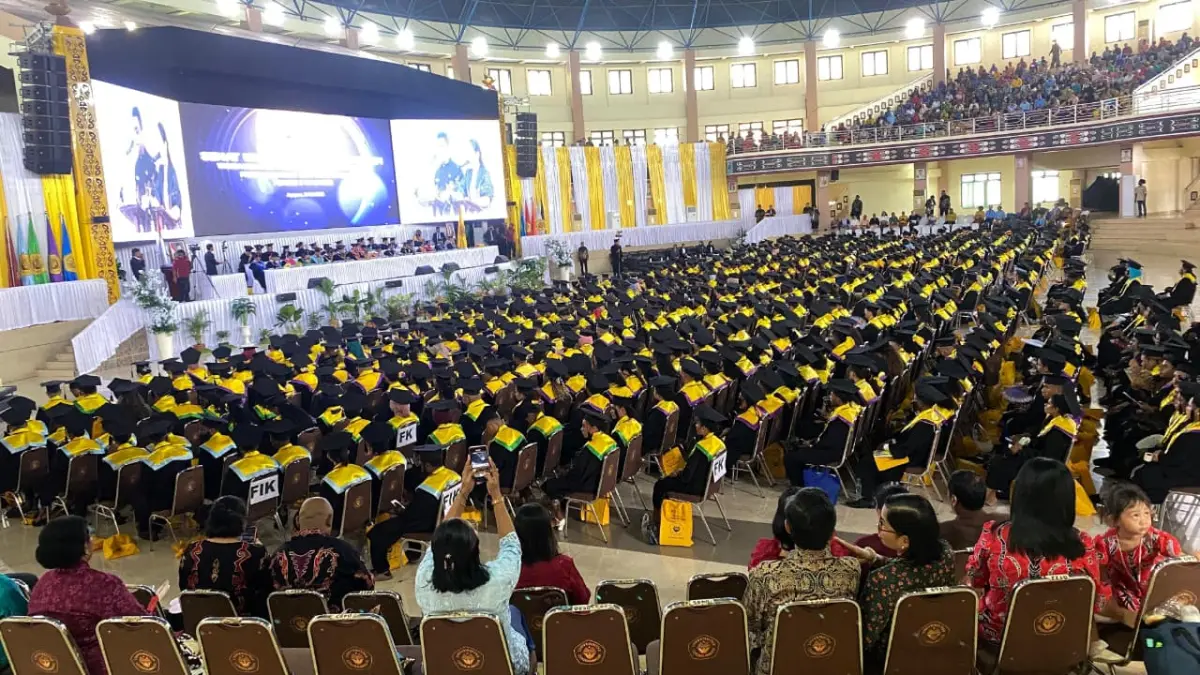 Universitas Cenderawasih menggelar Rapat Terbuka Senat dalam rangka wisuda ratusan lulusan dari berbagai program studi di Auditorium Uncen, Kamis (21/5/2026).(Ceposonline.com/Jimi)