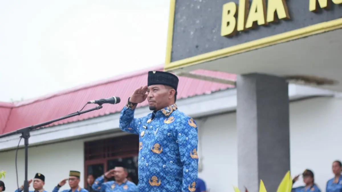 Wakil Bupati Jimmy C.R Kapissa memimpin upacara Peringatan Hari Kebangkitan Nasional (Harkitnas) ke-118, di Halaman Kantor Bupati Biak Numfor, Rabu (20/05/2026).&nbsp;(CEPOSONLINE.COM/FIKTOR PALEMBANGAN)