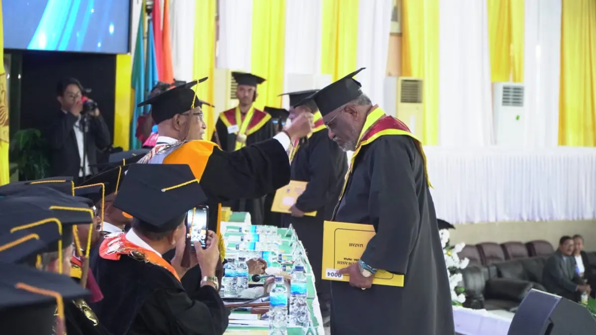 Wali Kota, Abisai Rollo saat ikut wisuda di Auditorium Uncen, Kamis (21/5/2026).(Ceposonline.com/Takim).