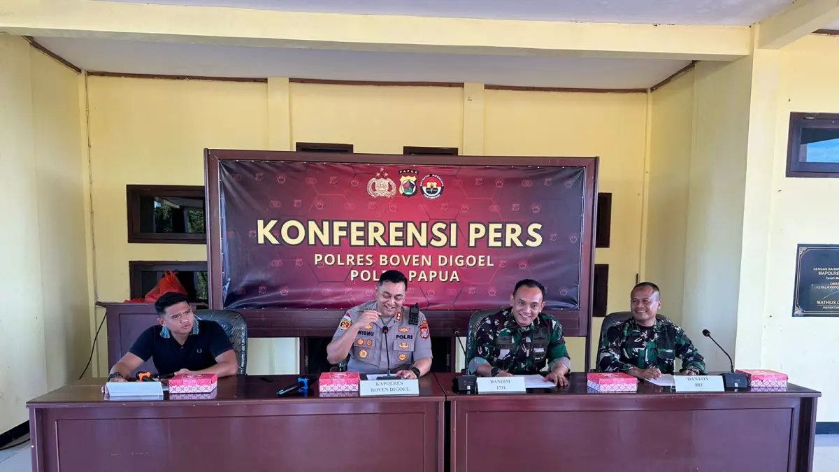 Kapolres Boven Digoel AKBP Wisnu Perdana Putra, &nbsp;didampingi Dandim 1711/BVD Letkol Inf Andry Cristian, Danyonif 803/KYK, serta Kasat Intelkam Polres Boven Digoel, saat &nbsp;menggelar&nbsp;
Konferensi Pers terkait kejadian di Area Camp Kali Fius, Kampung Kawe, Pegunungan Bintang, &nbsp;Kamis (21/5/2026).&nbsp;


(Humas Polres Boven Digoel/Ceposonline.com) &nbsp; 