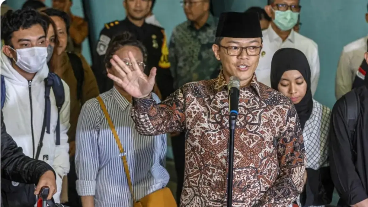 Menteri Luar Negeri Sugiono menjemput WNI yang tiba di bandara Soekarno Hatta, Tangerang , Banten, Selasa (10/3/2026). Sebanyak 22 WNI dari Iran tiba di Indonesia dalam gelombang pertama di tengah meningkatnya situasi keamanan di kawasan Timur Tengah. (Hanung Hambara/Jawa Pos)