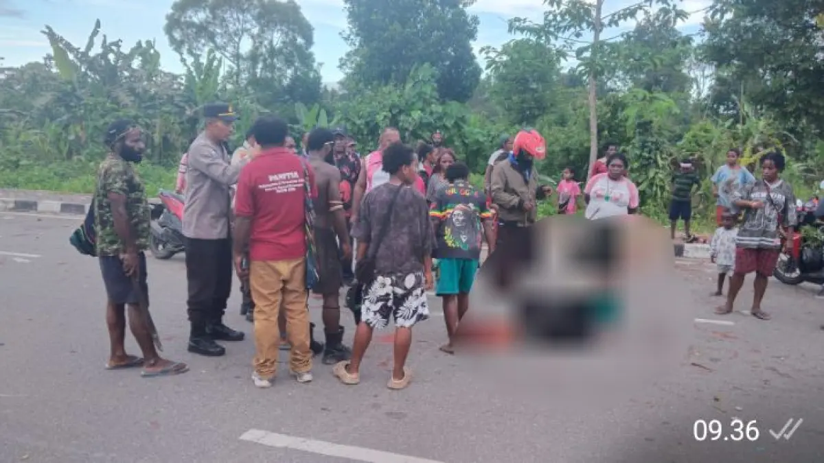 Dampak Miras di Mimika: Polsek Kuala Kencana Ringkus Pelaku PenganiPolisi mendatangi TKP penganiayaan terhadap L.M (41) di Jalan Mayon, Distrik Kuala Kencana, Mimika, pada Kamis sore, 21 Mei 2026. (Foto: Istimewa)