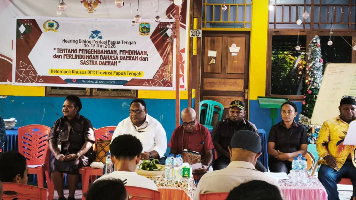 DPR Papua Tengah jalur pengangkatan menggelar hearing dialog dengan masyarakat Moora usai sosialisasi Perdasi Perlindungan Bahasa Daerah dan Sastra Daerah. (CEPOSONLINE.C/THERESIA F. TEKEGE)&nbsp;