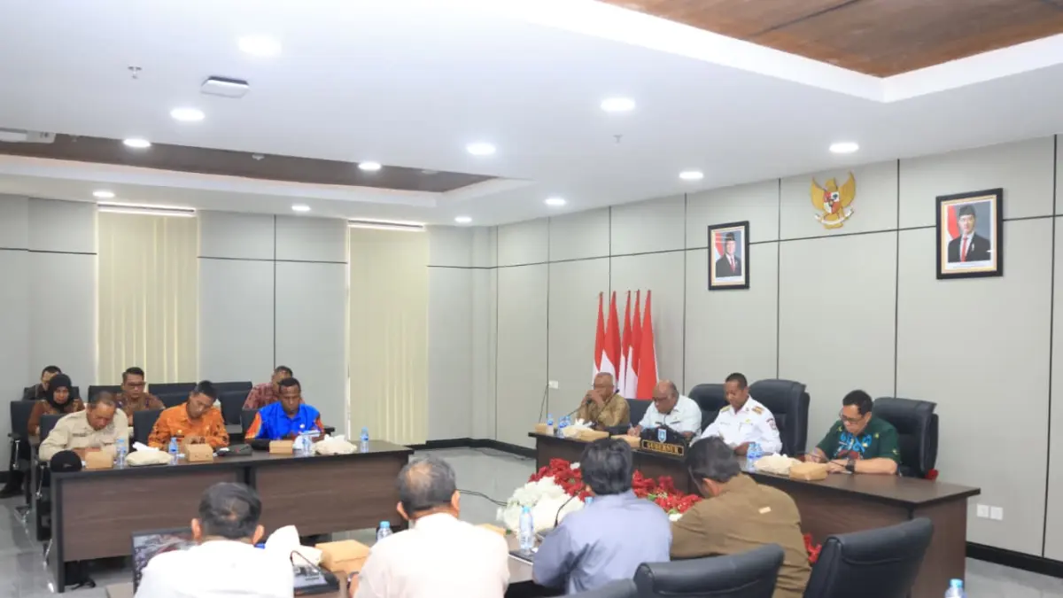 Gubernur Papua Selatan Apolo Safanpo memimpin rapat terkait rencana pengembangan kelapa sawit oleh PT Internusa Jaya Sejahtera di Distrik Ulilin, Merauke, Kamis (21/5/2026)&nbsp;(Humas Biro Umum Papsel/Ceposonline.com)&nbsp;