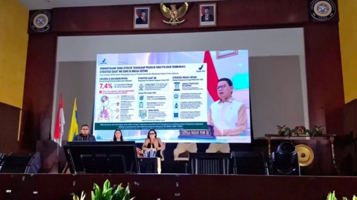 Kepala Badan Pengawas Obat dan Makanan (BPOM) Taruna Ikrar memberikan paparan dalam The 11th Indonesian Conference on Tobacco Control (ICTOH) 2026 yang digelar di Universitas Airlangga, Surabaya, Kamis (21/5/2026).&nbsp;
(Ceposonline.com/ANTARA/HO – BPOM)