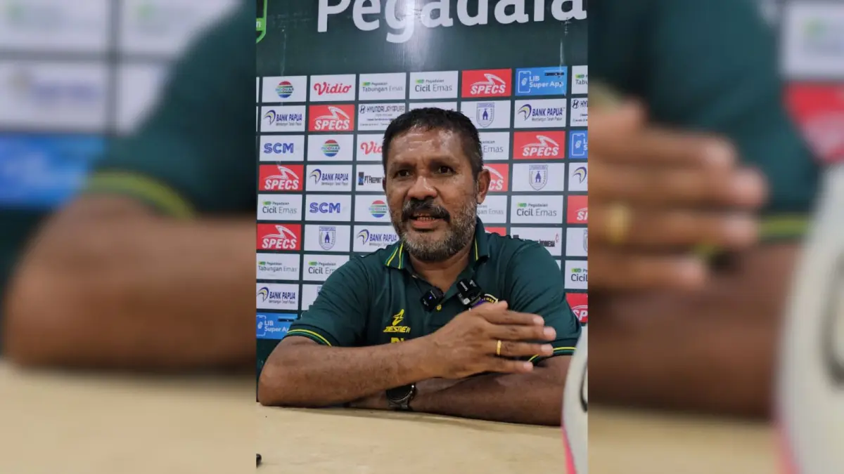 Legenda Hidup Persipura, Eduard Ivakdalam. (CEPOSONLINE.COM/HANS PALEN).