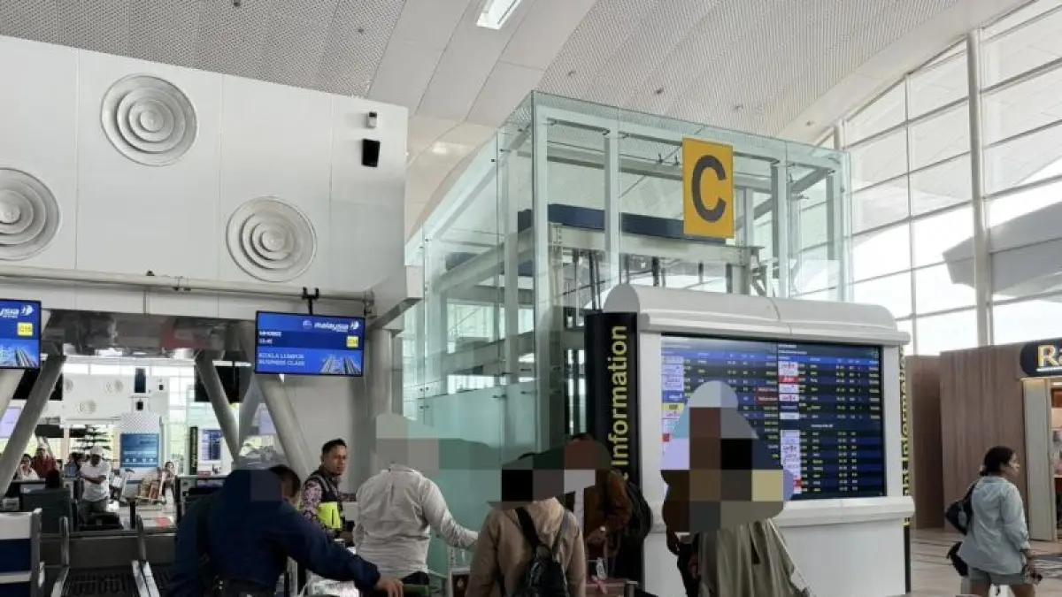 Petugas Imigrasi Bandara Kualanamu Medan, mencegah keberangkan 13 WNI yang terindikasi hendak berangkat haji secara nonprosedural, Kamis (21/5/2026).&nbsp;
(Ceposonline.com/ANTARA/HO-Humas Ditjen Imigrasi)