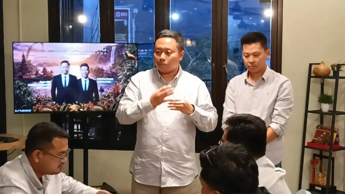 Regional Head Astra Motor Papua Gangga Nanda Adi Surya memperkenalkan diri dengan jurnalis di salah satu kafe di Ruko Dok II, Senin (18/5/2026).(Ceposonline.com/Priyadi)