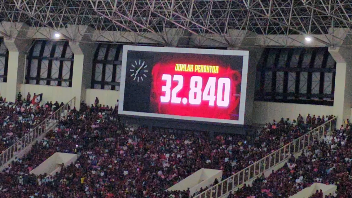 Nampak jumlah penonton saat menyaksikan laga Persipura vs Persiku di Stadion Mandala Jayapura" ( CEPOSONLINE.COM/HANS PALEN)