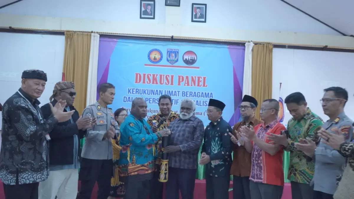 Wakil Gubernur Papua Selatan Paskalis Imadawa saat bersama dengan FKUB Papua Selatan &nbsp;pada diskusi panel kerukunan umat beragama yang digelar Forum Kerukunan Umat Beragama (FKUB) Provinsi Papua Selatan di Aula Wotjtyla, Keuskupan Agung Merauke, Sabtu (23/5/2026).
(Humas Biro Umum Papsel/Ceposonline.com)&nbsp;