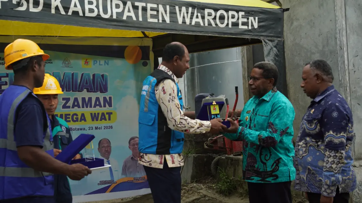 Bupati Waropen Drs. FX Mote, M.Si melihat kondisi enam mesin baru yang telah di Instalasi pertanda dimulainya surplus energi di Waropen, Sabtu sore (23/5/2026).&nbsp;(CEPOSONLINE.COM/ISMAIL) 