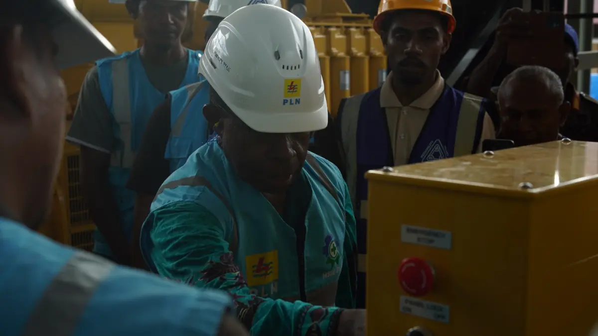 Bupati Waropen FX Mote saat melihat mesin baru yang kini telah beroperasi, untuk memenuhi kebutuhan dasar Listrik masyarakat, Sabtu (23/5) (CEPOSONLINE.COM/ISMAIL) 