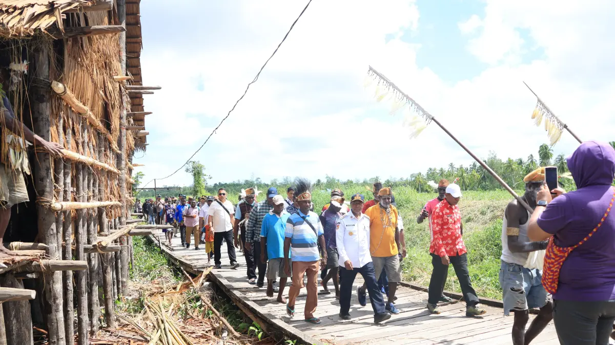 Gubernur Papua Selatan Apolo Safanpo dan rombongan saat tiba dan di sambut masyarakat Asmat di Ewer, Jumat (22/5/2026)&nbsp;
(Humas Biro Umum Papsel/Ceposonline.com)&nbsp;