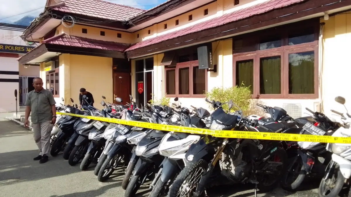 Kasi Humas Polres Jayapura, saat menunjukkan &nbsp;38 unit motor yang telah diamankan di Polres Jayapura, pasca kerusuhan di Stadion Lukas Enembe, Jumat (22/5/2026) sore.
(CEPOSONLINE.COM_Yohana)