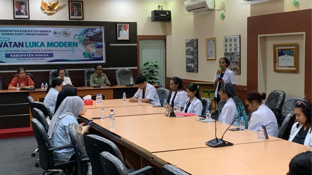 Momen pelepasan dokter internship periode Mei 2025 - Mei 2026 Wahana RSUD Mimika, Puskesmas Wania dan Puskesmas Pasar Sentral di Ruang Pertemuna RSUD Mimika, Sabtu (23/5/2026). (CEPOSONLINE.COM/MOH. WAHYU WELERUBUN).